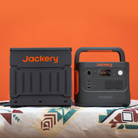 Skládací vozík Jackery ve složeném stavu vedle nabíjecí stanice Jackery Explorer