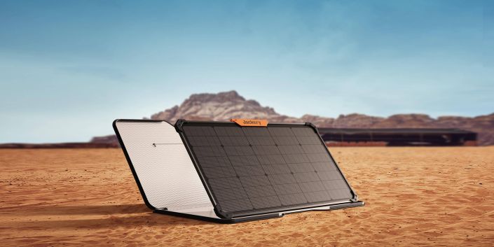 Solární panel SolarSaga 80W s prestižní certifikací IEC TS63163 od společnosti TÜV SÜD v obalu nastavený a připravený k nabíjení
