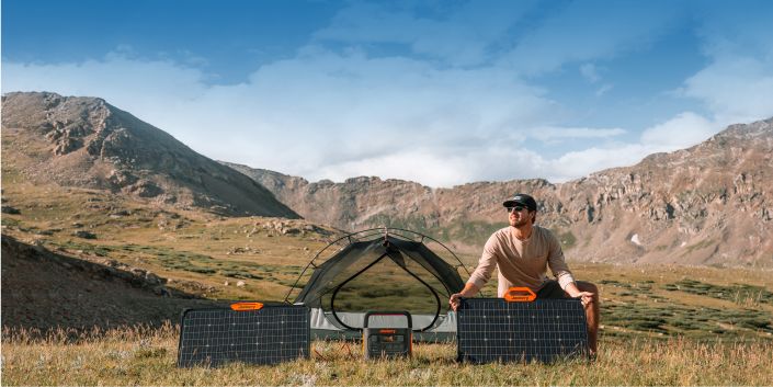 Cestoval nabíjí svoji stanici Jackery Explorer 500 dve solárními panely SolarSaga 80W v horách