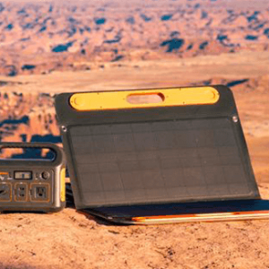Jackery Explorer 250 připojený na Jackery SolarSaga 100W v létě