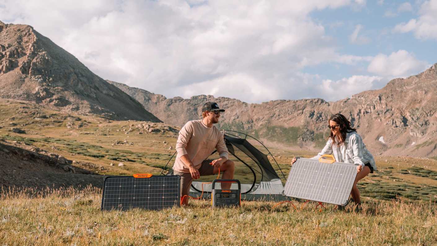 Pár cestovatelů rozdělává stanici Jackery 1000 Pro se setem solárních panelů SolarSaga 80 W
