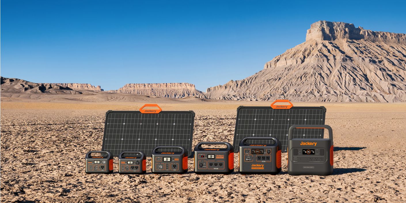 Všechny varianty stanic Jackery Explorer a v pozadí umístěné solární panely SolarSaga 80W