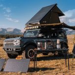 Cestoval při kempovaní dobíjí stanici Jackery Explorer 1000 dvěma solárními panely SolarSaga 80W