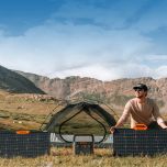 Cestoval při kempování v přírodě používá dva solární panely SolarSaga 80W a stanici Jackery Explorer 500