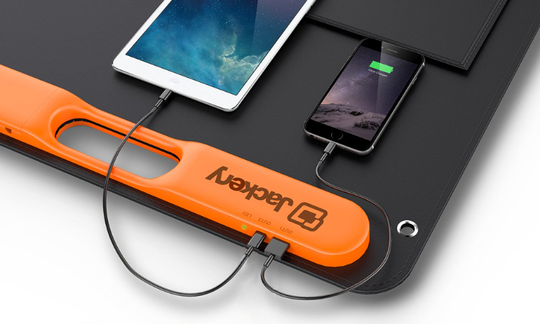 Dva USB vstupy pro zařízení přímo na panelu