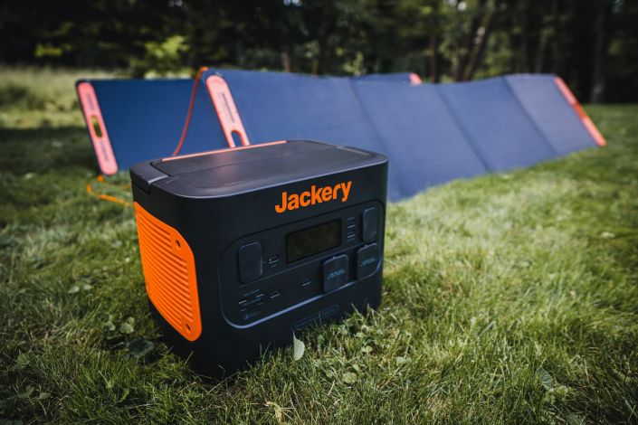 Bateriová stanice Jackery Explorer 2000 Pro a solární panel SolarSaga 200W